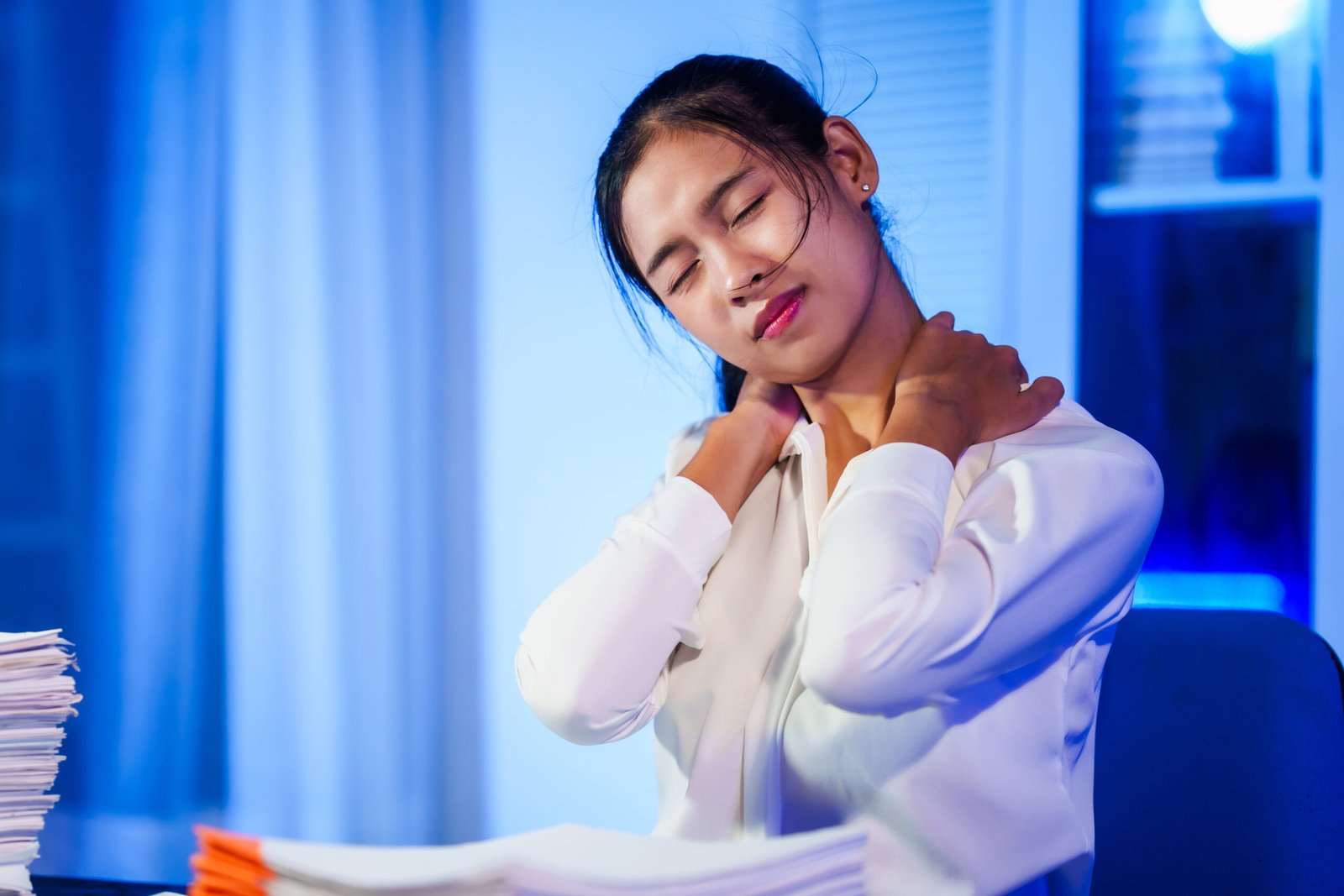 Asian business women often work late into the night, overwhelmed with stress,headaches,migraines